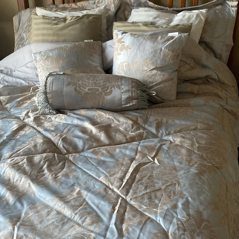 Elegant Floral Bedding Set - metallic grey and gold brocade